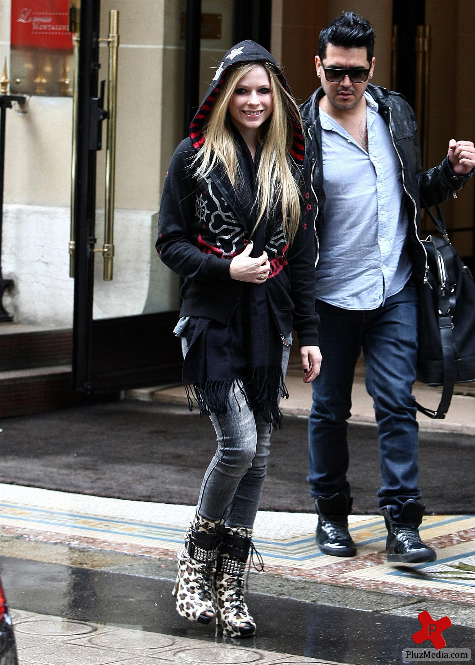 Avril Lavigne is all smiles as she leaves her Paris hotel photos | Picture 77883